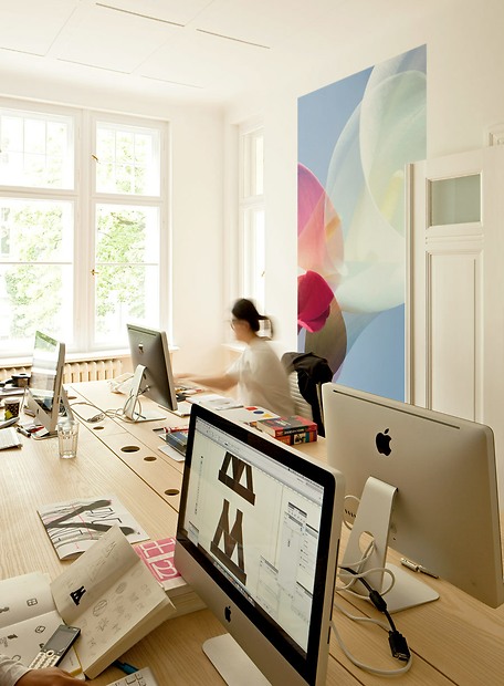 Fototapete Emily - Emily im Büro