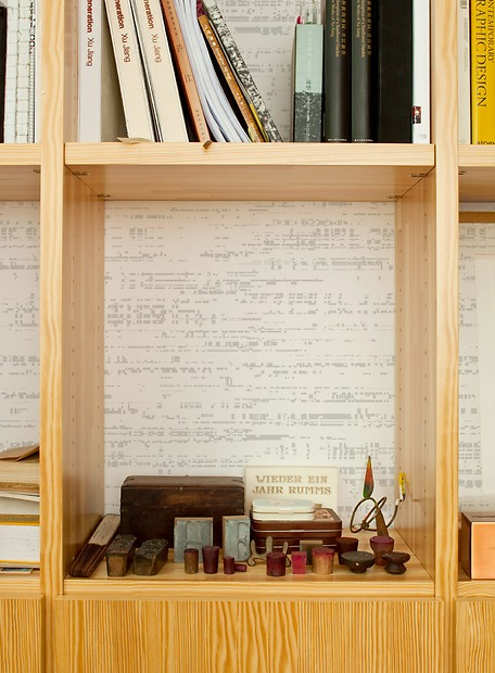 Bildtapete Glenn - Glenn hinter dem Bücherregal