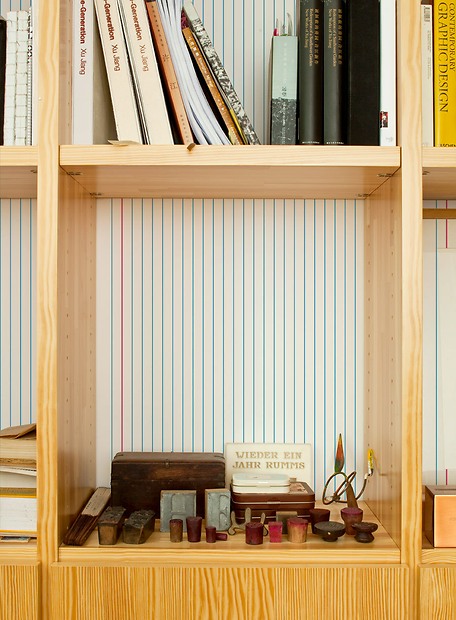 Mustertapete Linien 01 - Linien 01 hinter dem Bücherregal