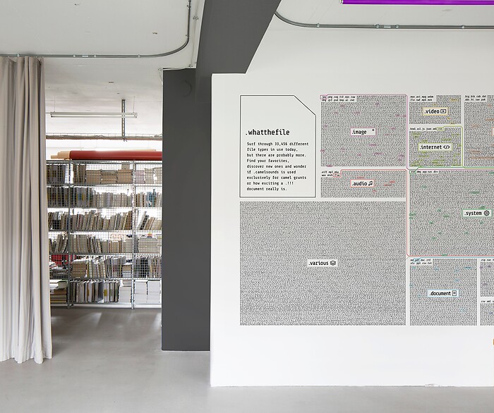 Infografik Tapete What the File 01 - ANSICHT IM BÜRO