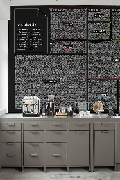 Infografik Tapete What the File 02 - ANSICHT IN DER KÜCHE